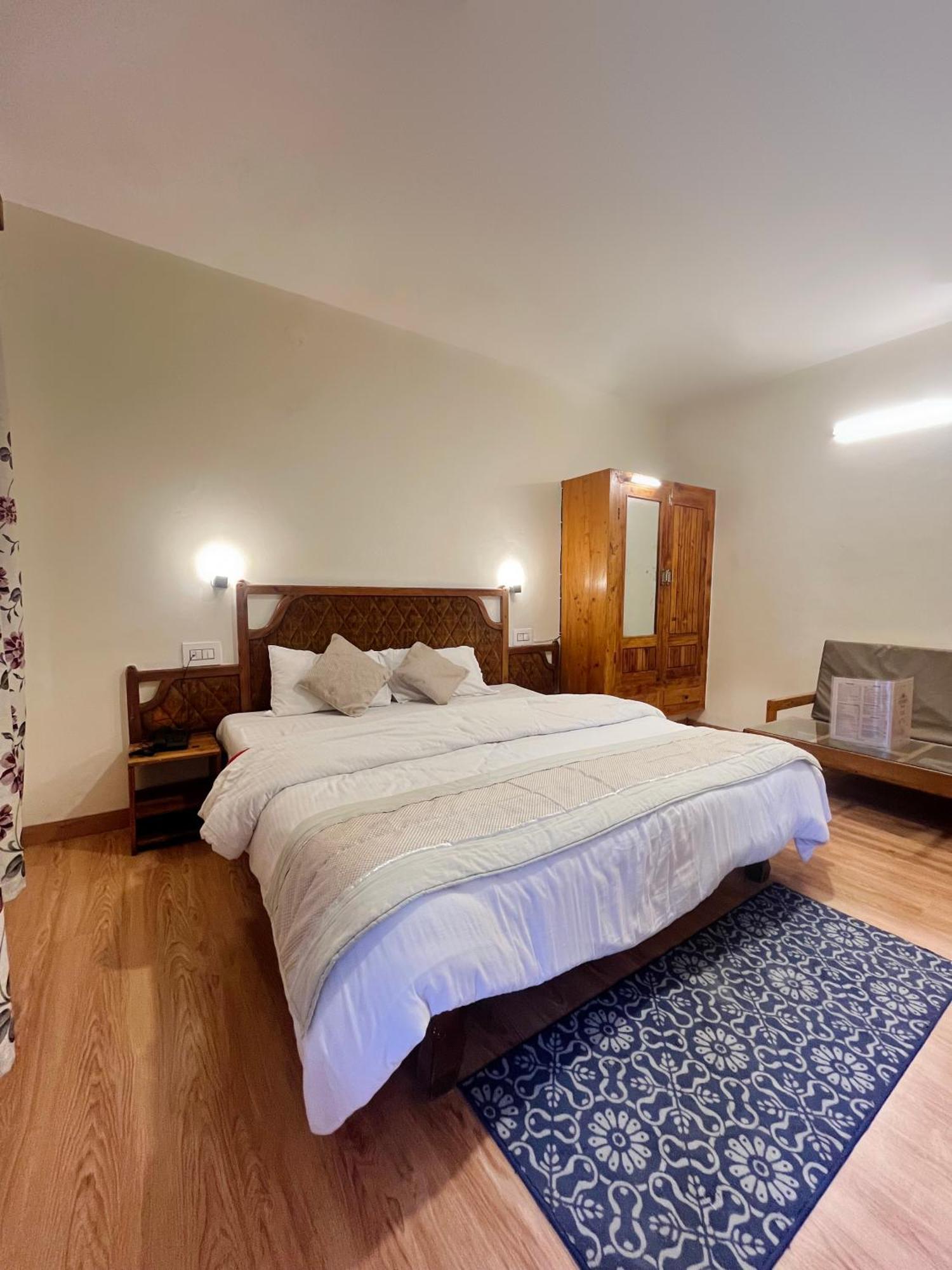Tourist Hotel 10 Minutes Walking Distance From The Mall Manāli Esterno foto