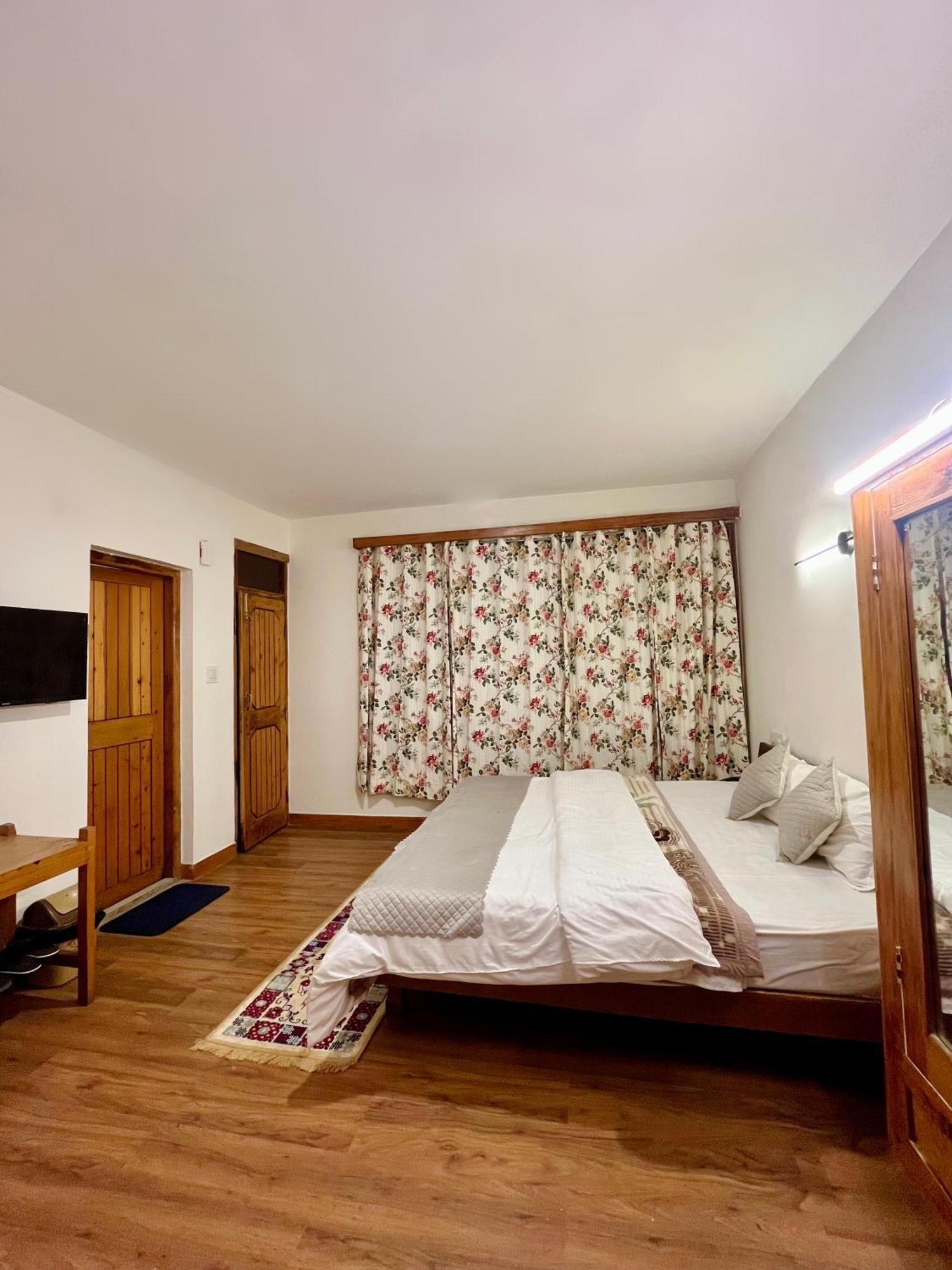 Tourist Hotel 10 Minutes Walking Distance From The Mall Manāli Esterno foto