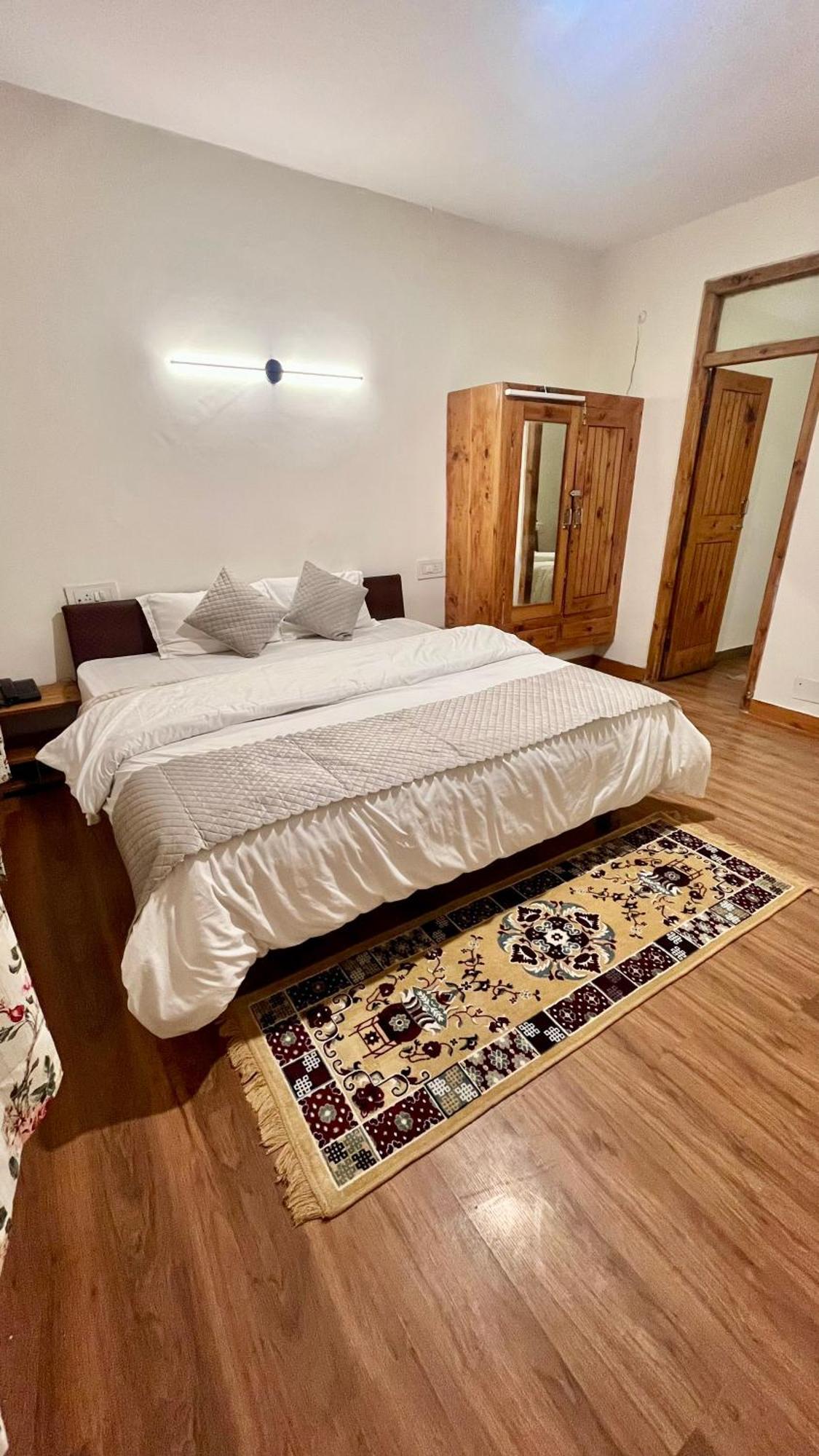 Tourist Hotel 10 Minutes Walking Distance From The Mall Manāli Esterno foto