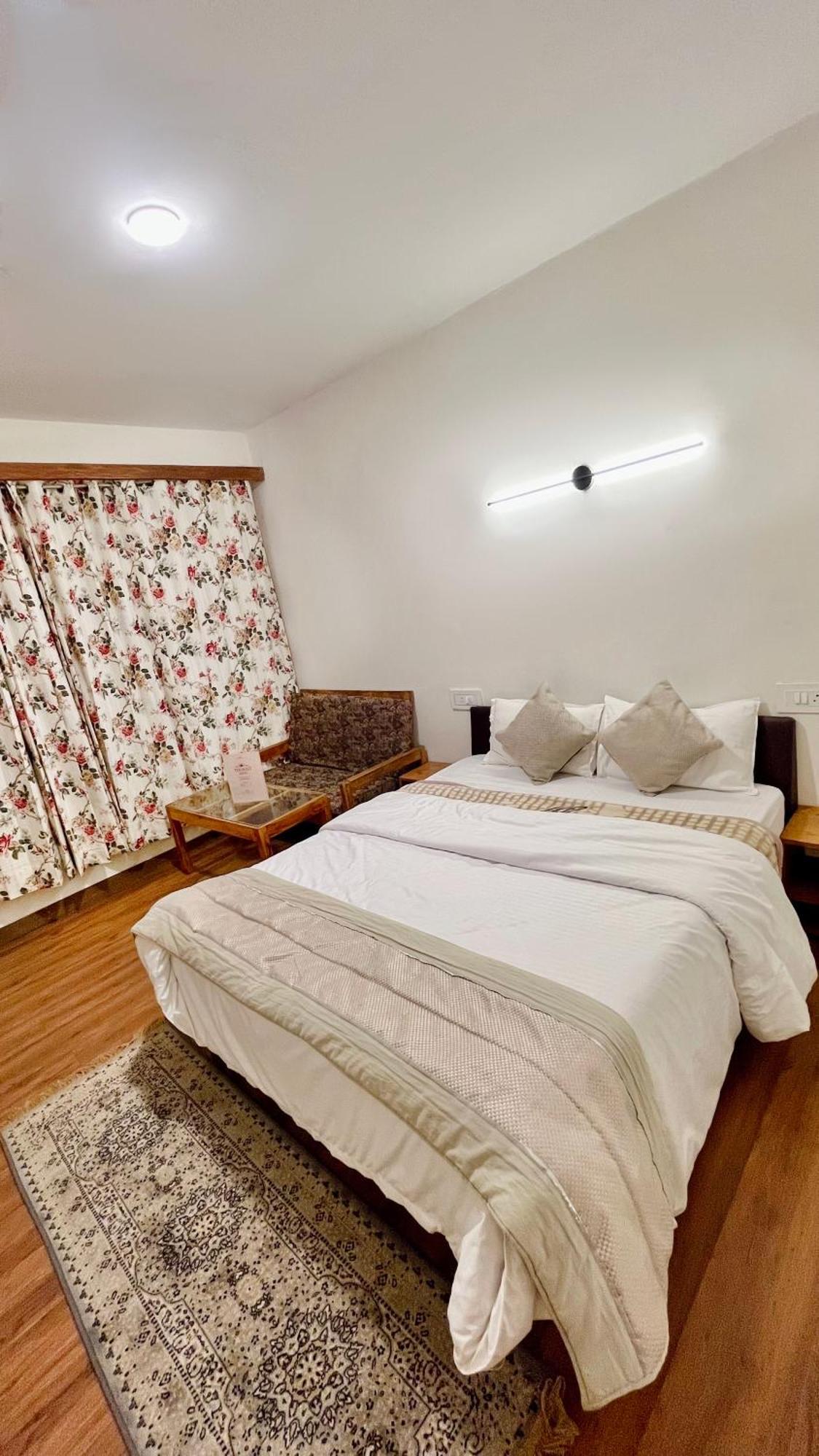 Tourist Hotel 10 Minutes Walking Distance From The Mall Manāli Esterno foto