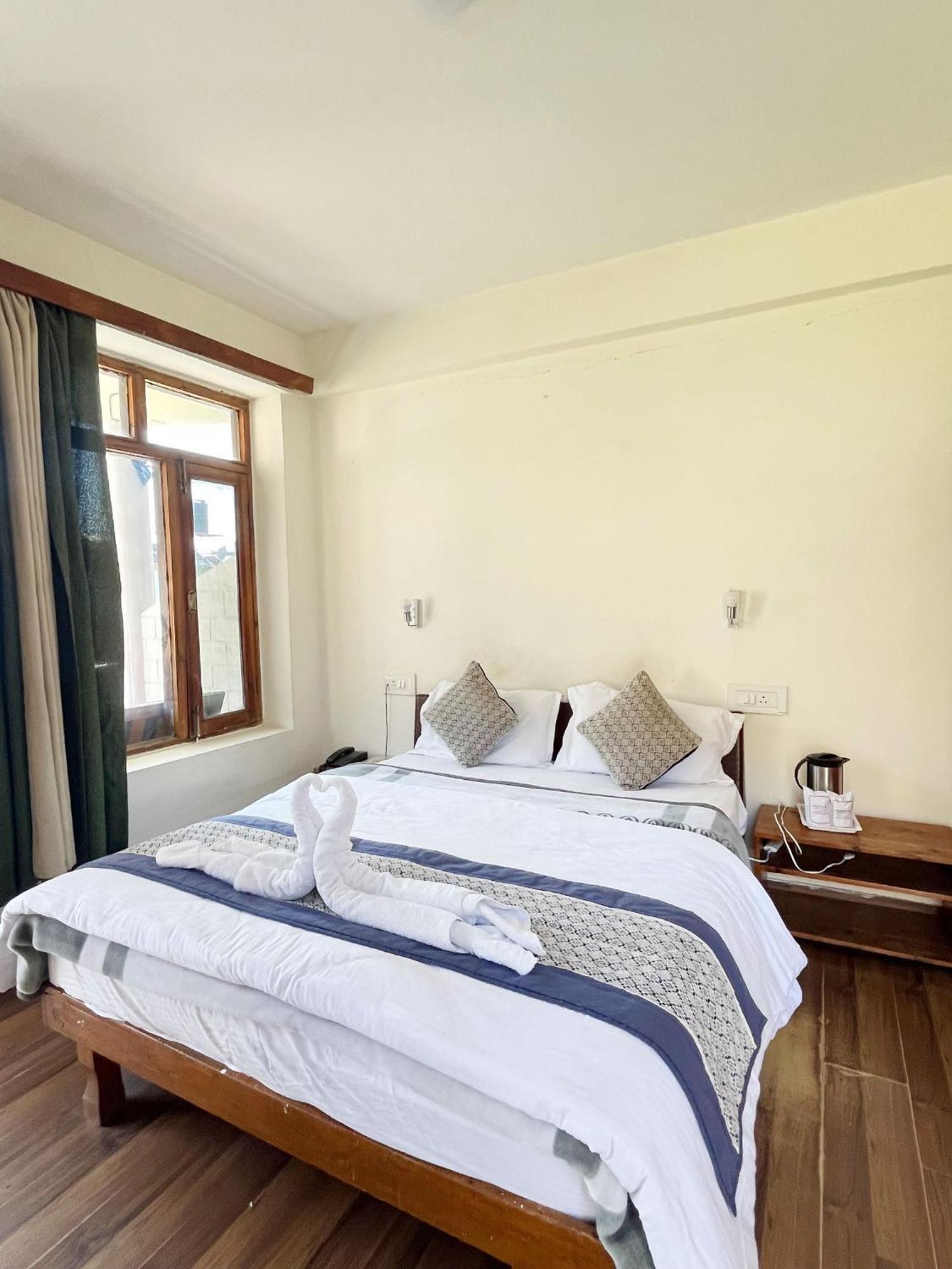 Tourist Hotel 10 Minutes Walking Distance From The Mall Manāli Esterno foto