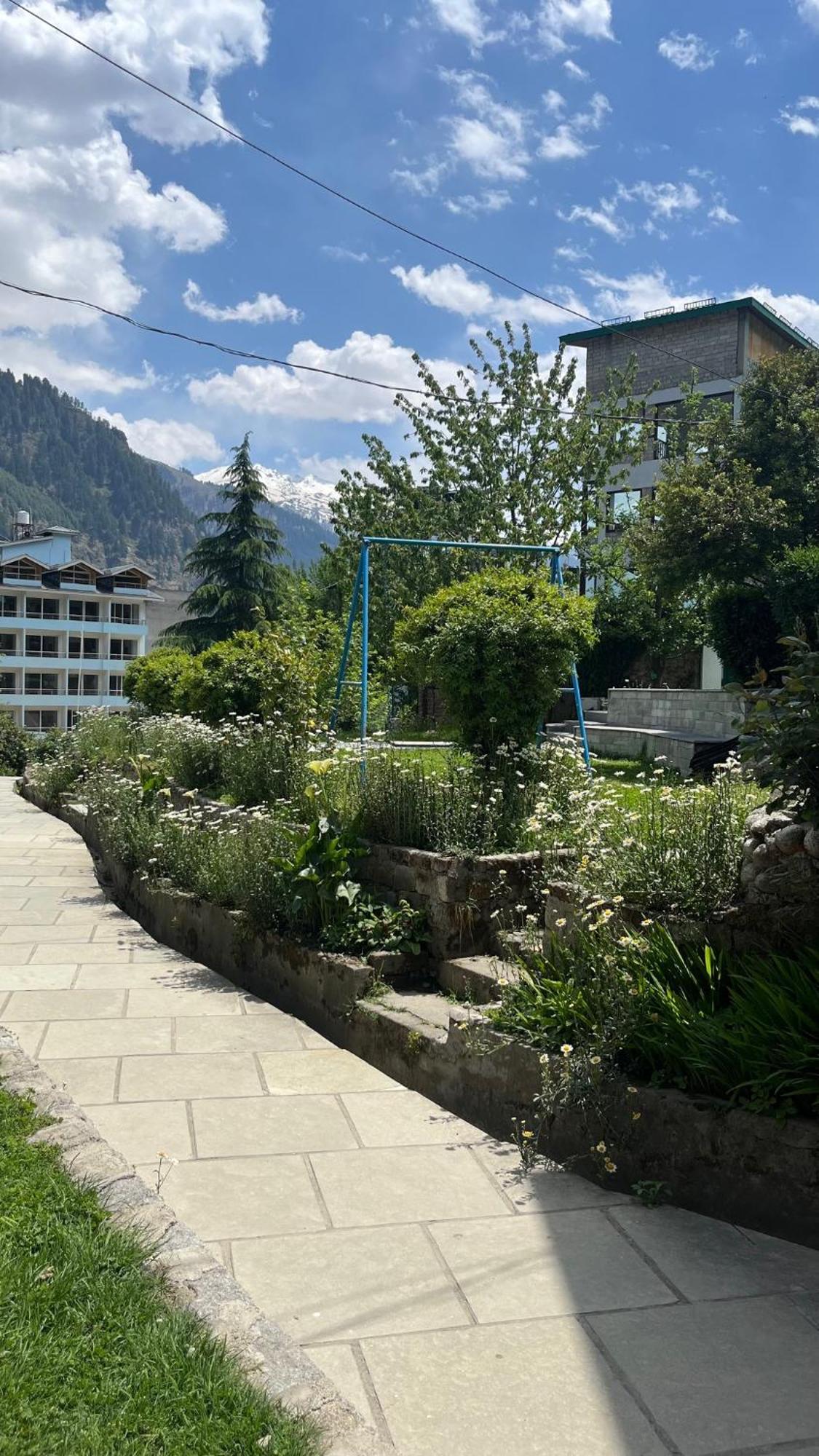 Tourist Hotel 10 Minutes Walking Distance From The Mall Manāli Esterno foto