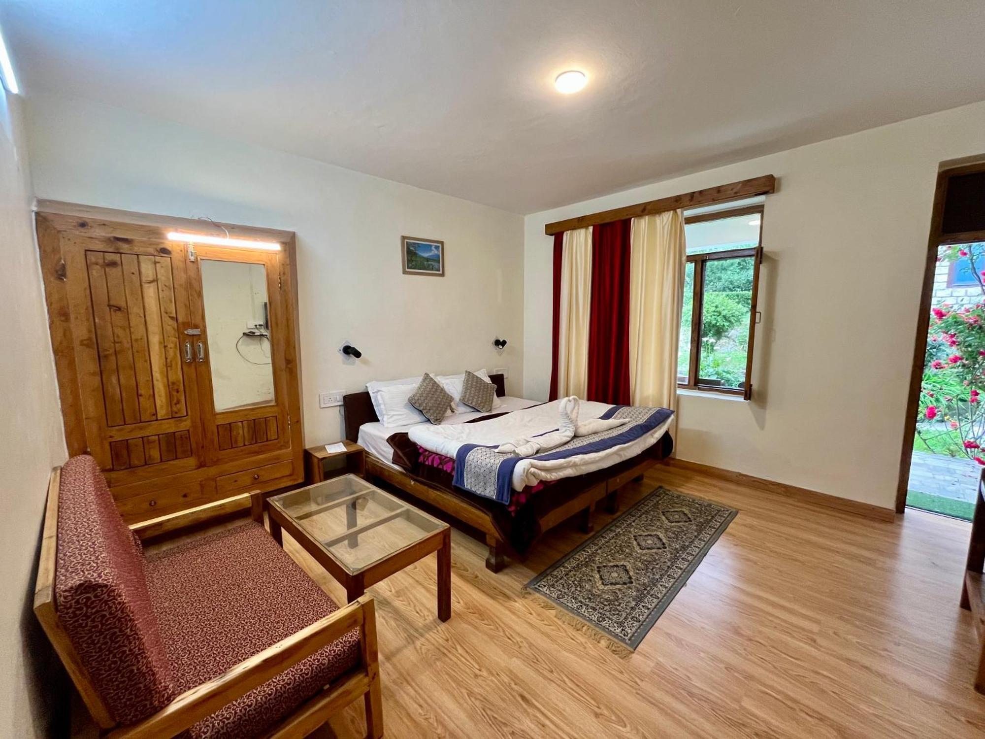 Tourist Hotel 10 Minutes Walking Distance From The Mall Manāli Esterno foto